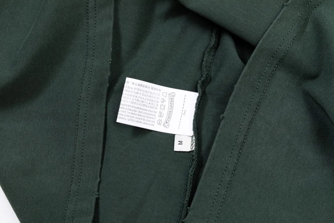 P220 CHROME HEARTS LoGo is fashionable and elegant, with dropped shoulders. The fabric is made of 26s double-yarn combed cotton compact spinning yarn with a weight of 280. It is matched with 1*1 Salona rib. The fabric is fermented and has a loose fit. Color: dark green (washed with holes) size: S～XXL